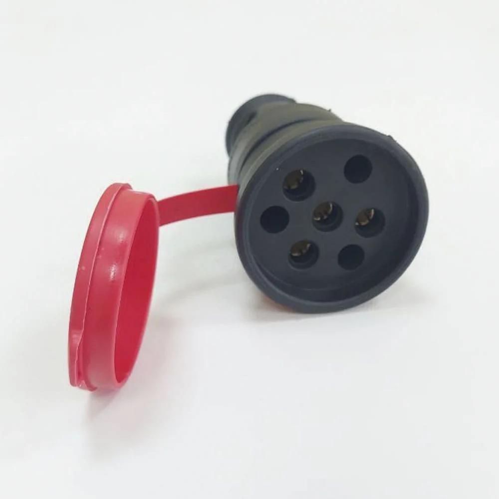 Розетка каучуковая с защитным кожухом переносная К413 3Р+РЕ IP44, 25А 380В TAKEL