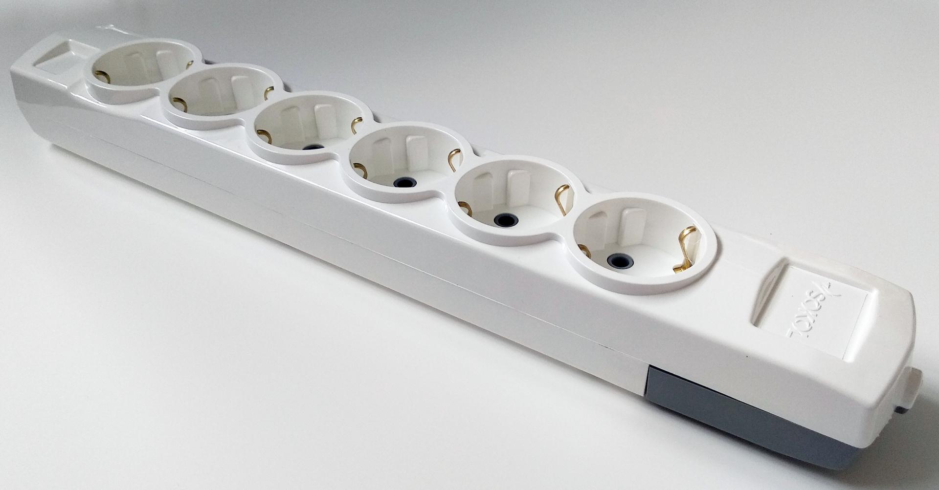 Колодка 6 гнізд із заземленням біла Sokol